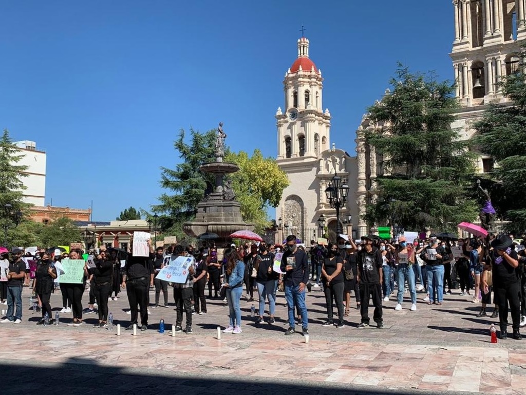 Ayer un grupo de ciudadanos se manifestó pacíficamente en la Plaza de Armas de Saltillo.