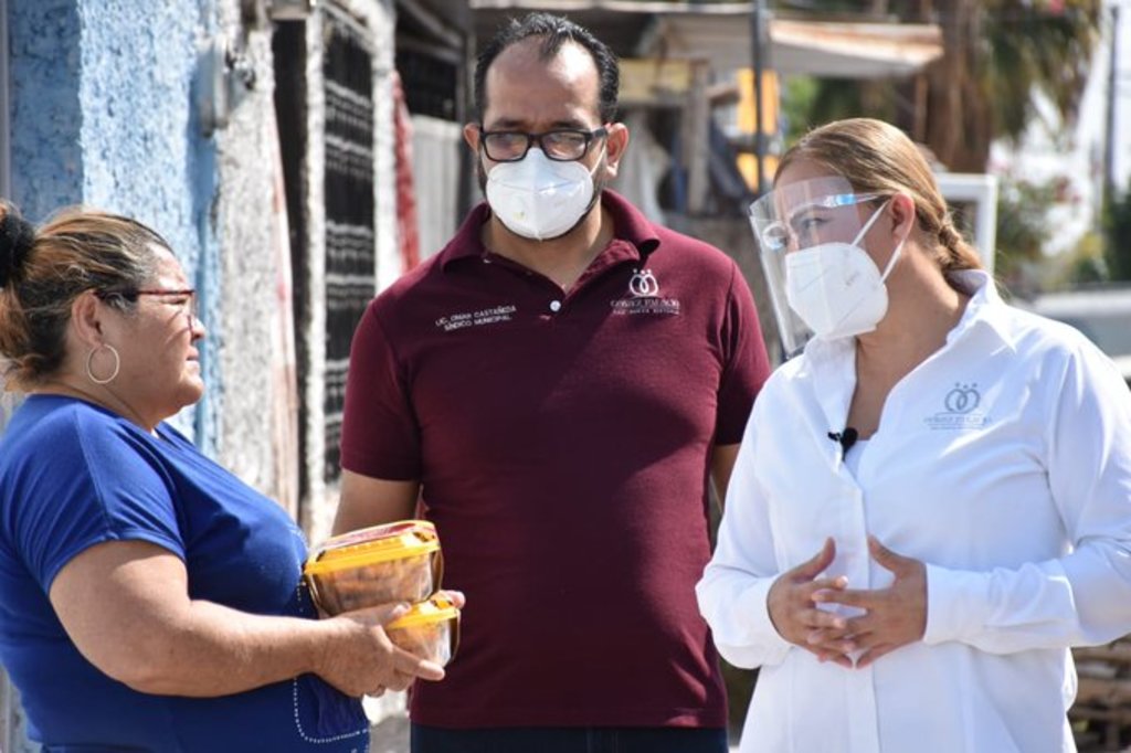 La alcaldesa Marina Vitela y el síndico municipal Omar Castañeda acudieron a entregar 2 mil paquetes de apoyos alimentarios a vecinos de la colonia El Consuelo en Gómez Palacio.