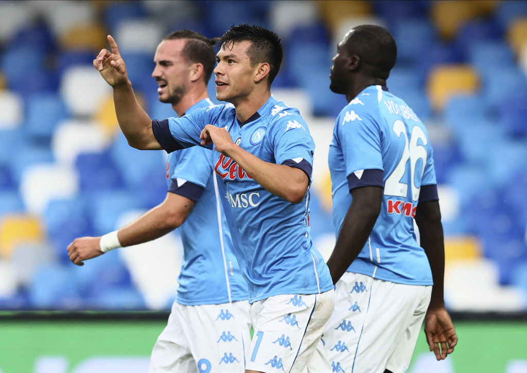 Hirving Lozano celebra tras anotar uno de sus dos goles, en la goliza 6-0 sobre Génova. (AP)