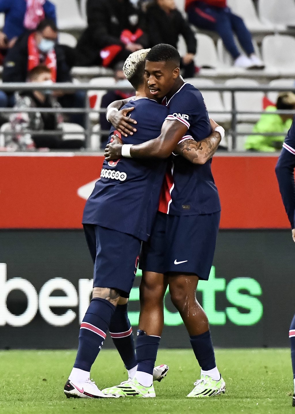 Con dos tantos de Mauro Icardi (i) PSG derrotó 2-0 al Reims. (AP)