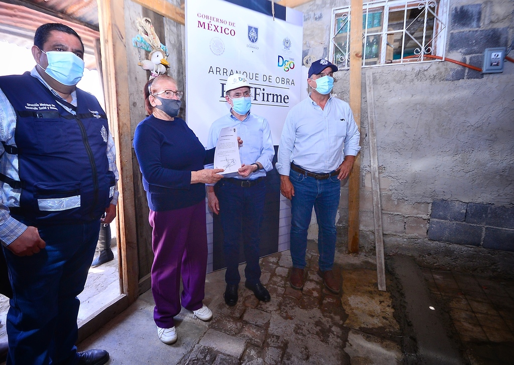 El gobernador José Rosas Aispuro aseguró que este año se está invirtiendo en mejoramiento de techos, entre otras cosas. (CORTESÍA) 