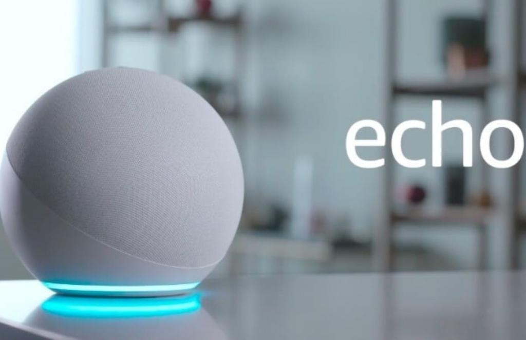 La multinacional estadounidense Amazon presentó su última versión de la línea de altavoces inteligentes Echo, que este año introduce como principal novedad un diseño esférico y promete mayor velocidad de respuesta. (ESPECIAL) 