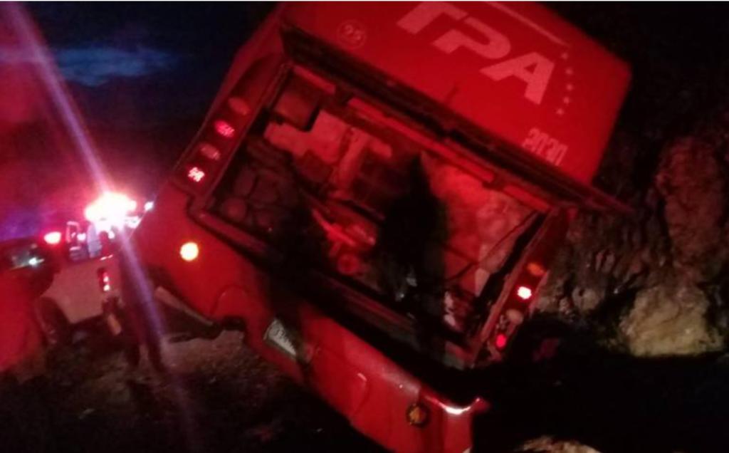 “Los primeros reportes indican que se trata de un autobús de transporte público que cubría la ruta Tuxtla Gutiérrez-Motizintla”, agregó la dependencia.
(TWITTER)