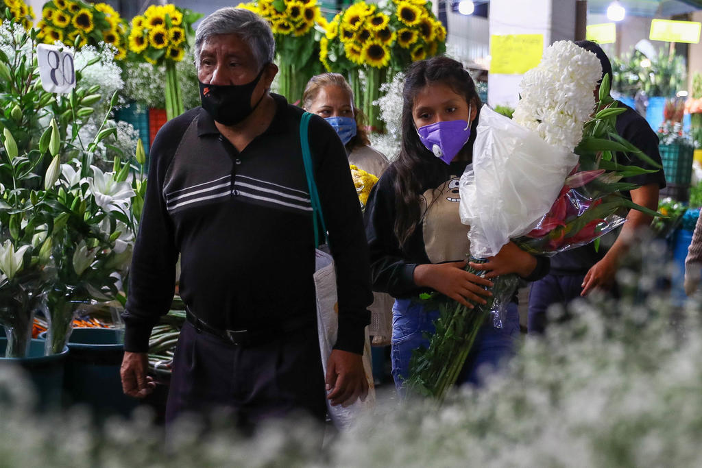 México aumentó el lunes su número estimado de muertes por COVID-19 a 89,612, e incrementó el total estimado de casos a 870,699, casi 137,000 más de lo que había reconocido anteriormente. (EL UNIVERSAL)