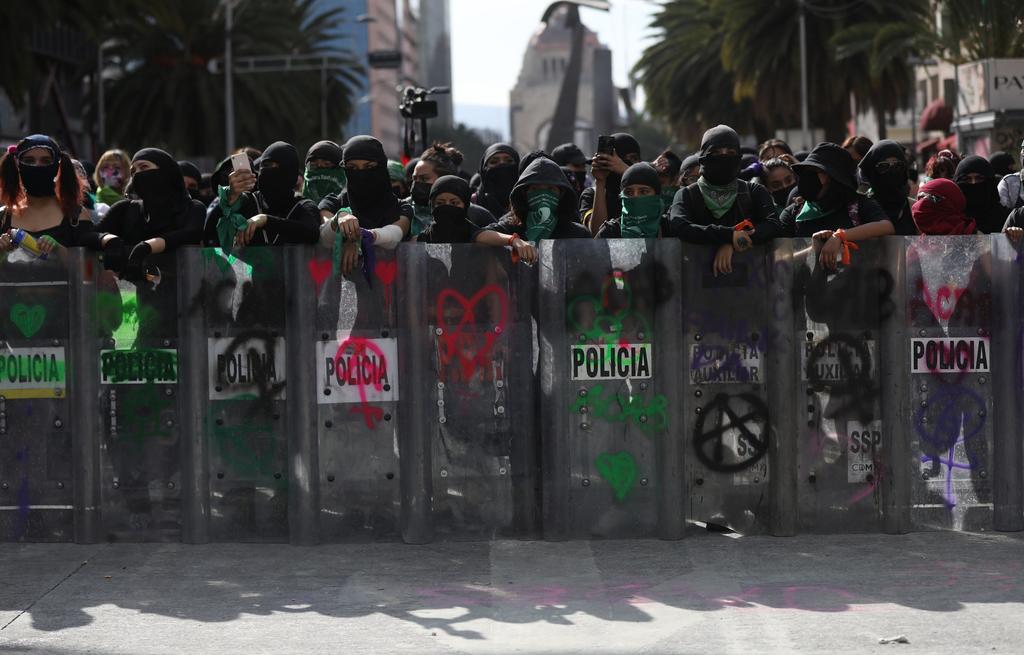 Con saldo de 36 policías lesionadas, dos de ellas trasladadas al hospital, y 13 civiles que requirieron atención médica, concluyó la marcha feminista a favor del aborto en Eje 1 y Avenida Paseo de la Reforma en la Ciudad de México, donde las manifestantes ocasionaron destrozos en las instalaciones del Metrobús. (EFE)