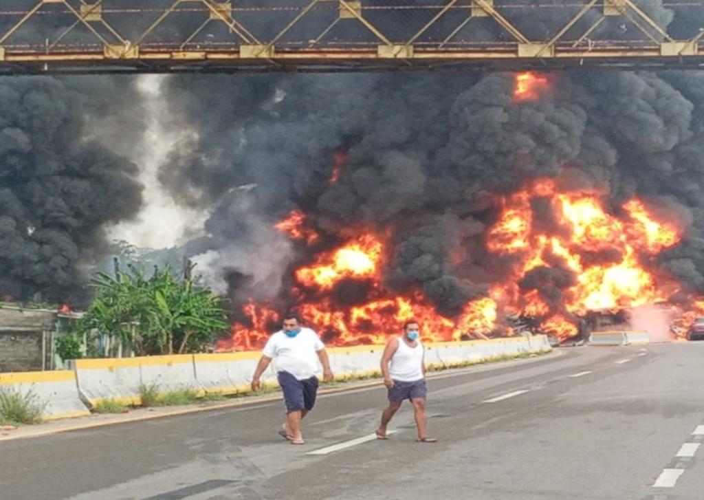 De acuerdo con los primeros reportes, se trató de la explosión de una pipa que transportaba al menos 70 mil litros de diésel luego de que volcó sobre la carretera.
(ESPECIAL)