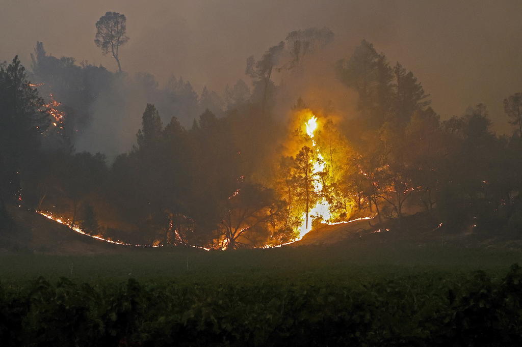 Los dos grandes incendios declarados más recientemente en el estado estadounidense de California siguen avanzando este martes a gran velocidad y totalmente descontrolados. (EFE) 