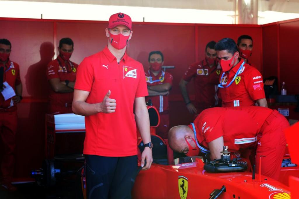Schumacher participará de los ensayos al volante de un Alfa Romeo el 9 de octubre en el autódromo en su natal Alemania como integrante de los jóvenes pilotos de Ferrari. Conducirá en lugar de Antonio Giovinazzi durante la primera sesión del fin de semana. (ARCHIVO)