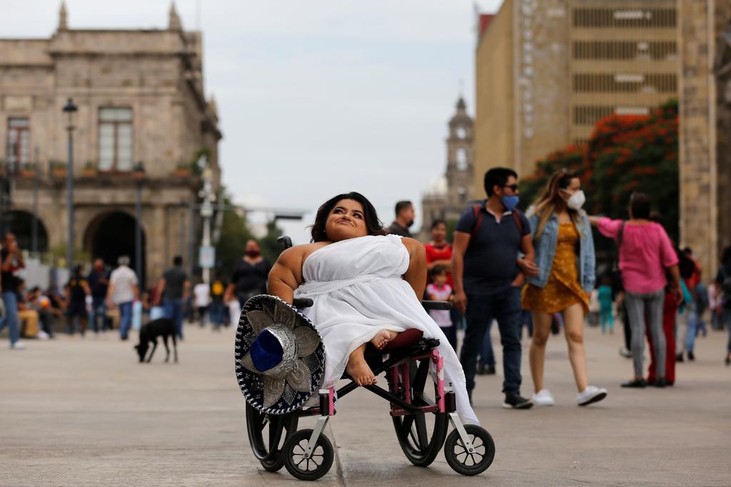 Karla Casillas nació con osteogénesis imperfecta, una enfermedad que la obliga a estar en silla de ruedas todo el día, pero que no será impedimento para representar al estado de Jalisco en Miss WheelChair México. (Efe) 