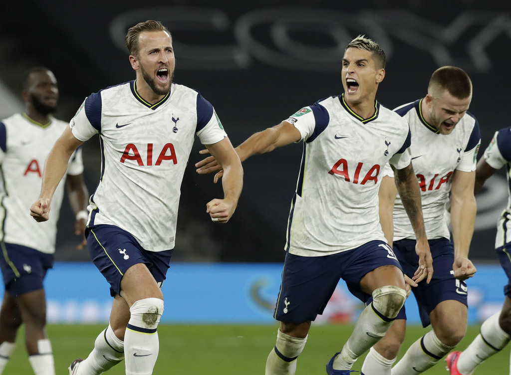 Celebran jugadores del Tottenham tras avanzar a cuartos de final. (AP)
