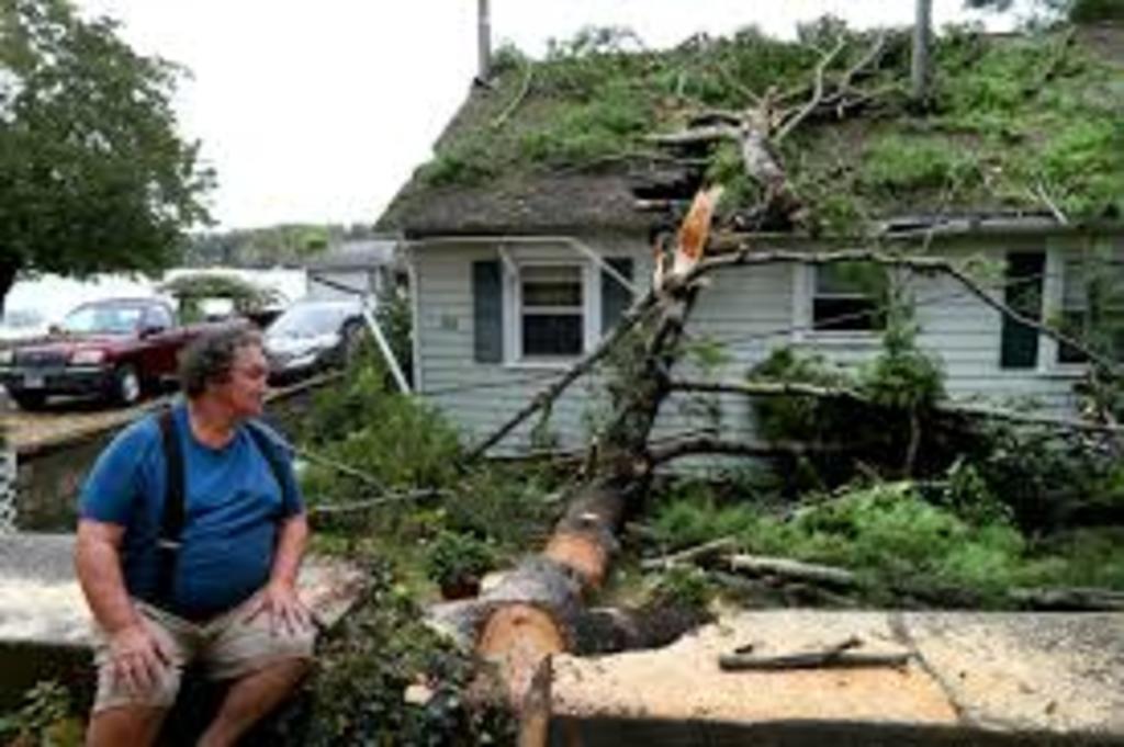 Vientos cercanos a la fuerza de un huracán azotaron partes del noreste de Estados Unidos el miércoles por la mañana, derribando árboles, cableado eléctrico y dejando a miles de usuarios sin electricidad. (ESPECIAL) 