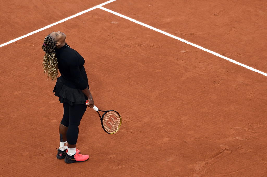 Con “problemas para caminar', Serena Williams dio por finalizado el miércoles su último intento por conquistar su 24to título del Grand Slam y se retiró de Roland Garros antes de un partido de segunda ronda por molestias en el tendón de Aquiles. (ARCHIVO)