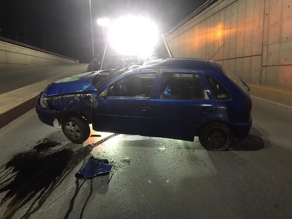 El accidente ocurrió alrededor de las 23:30 horas de la noche del miércoles sobre la carretera Torreón-Matamoros a la altura del paso a desnivel, justo en la salida del mismo.
(EL SIGLO DE TORREÓN)