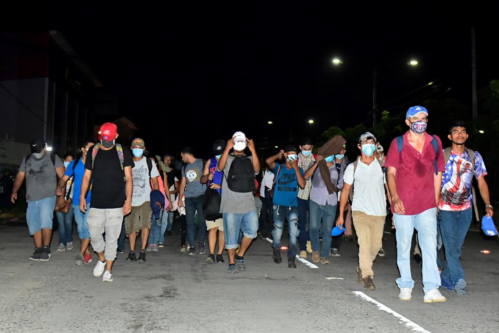 Alrededor de 2,000 migrantes hondureños que esperan llegar a Estados Unidos entraron a pie a Guatemala el jueves por la mañana, poniendo a prueba la frontera recién abierta que había estado cerrada por la pandemia de coronavirus. (ARCHIVO)