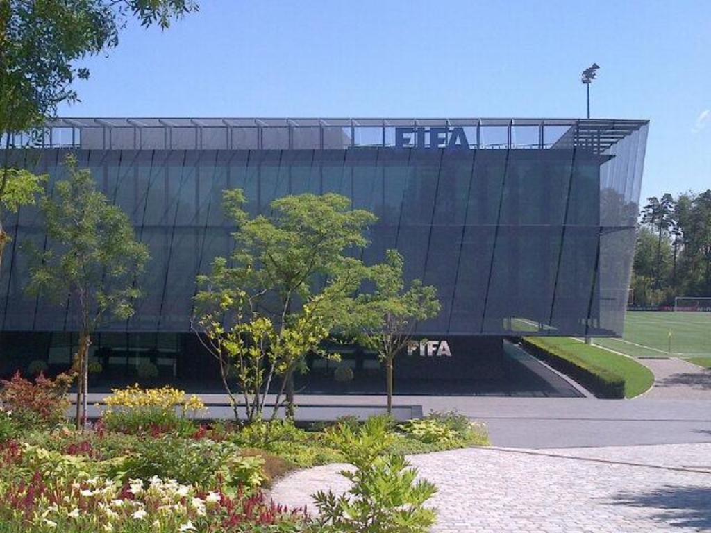 El 'Bureau' del Consejo de la FIFA ha aprobado el protocolo sanitario de partidos internacionales y adapta las normas relativas a la cesión de jugadores unos días antes de que tengan lugar por todo el mundo encuentros de competiciones de distintas confederaciones. (ARCHIVO)