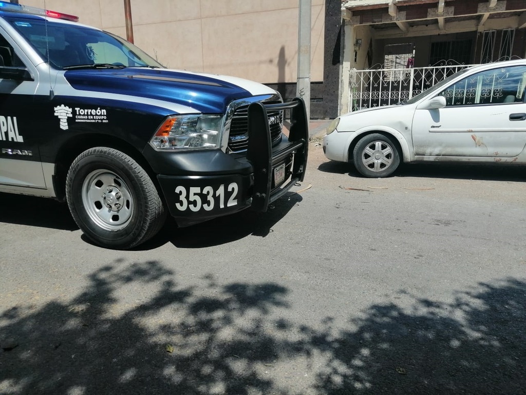 Los paramédicos de la Cruz Roja, quienes encontraron todavía con vida a los heridos, los trasladaron hasta el área de urgencias del Hospital General de Torreón. (EL SIGLO DE TORREÓN)