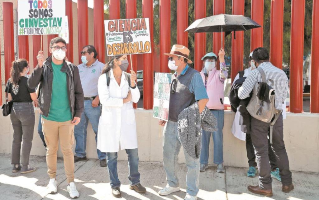 Una veintena de investigadores y estudiantes del Cinvestav se manifestaron en San Lázaro, en contra de la extinción de 109 fideicomisos, 32 dedicados a ciencia. (EL UNIVERSAL)

