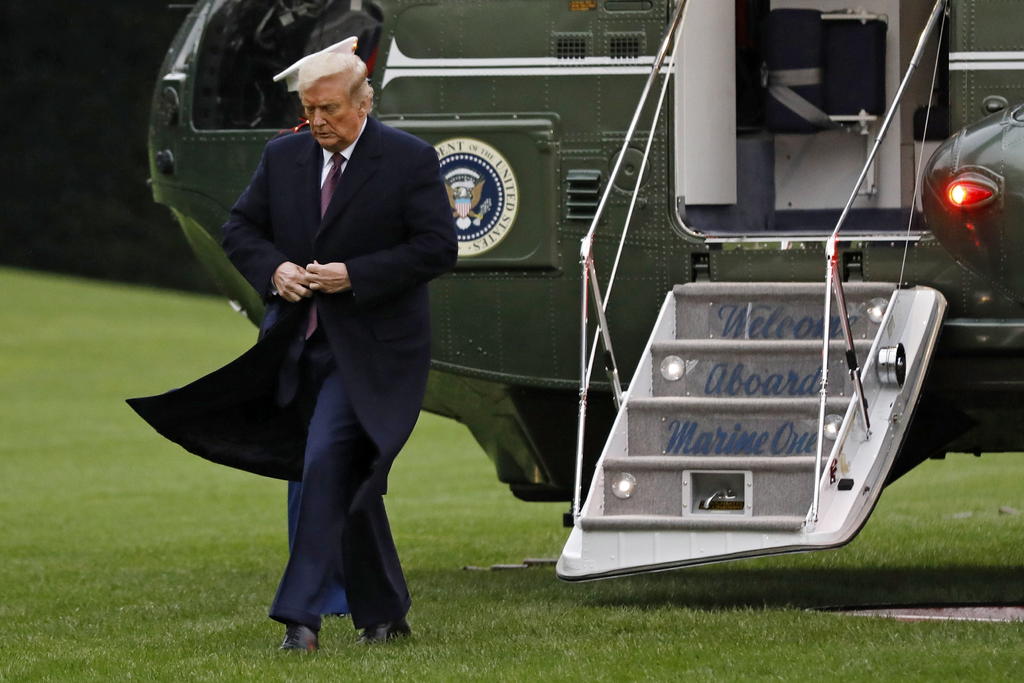 La noticia de su positivo se hizo pública después de que Trump regresara a la Casa Blanca de un evento con donantes en su club de golf en Bedminster (Nueva Jersey), donde el mandatario entró en contacto con un centenar de personas.
(EFE)