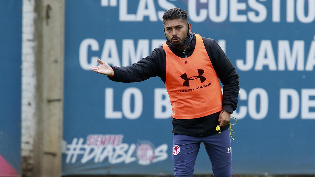 Carlos Adrián Morales, calificó como un reto su nombramiento como director técnico interino de los Diablos Rojos. (FOTO: @TOLUCAFC)