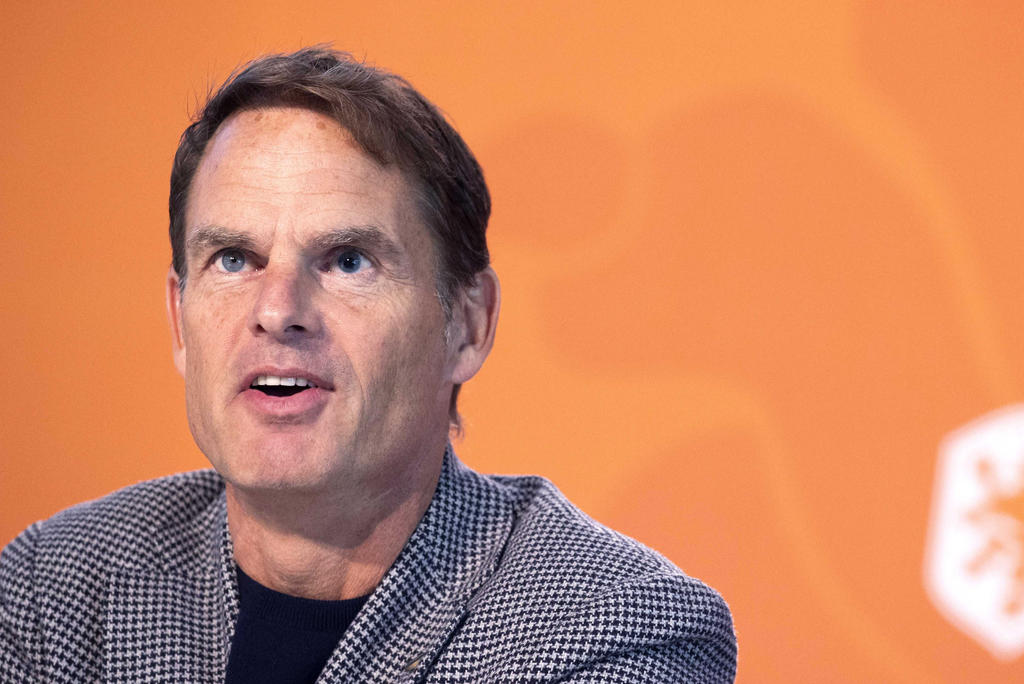 Frank de Boer convocó a 25 futbolistas entre los que destacan los futbolistas del Liverpool, Van Dijk y Wijnaldum además del mediocampista del Barcelona Frank de Jong y el atacante del Olympique de Lyon, Memphis Dephay. (ARCHIVO)