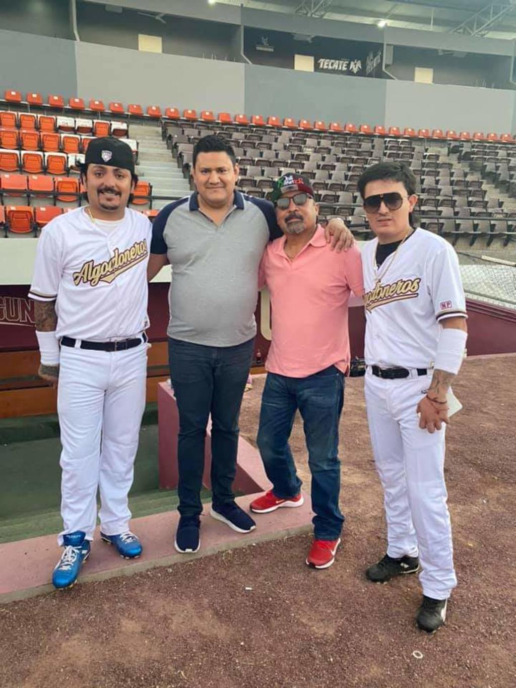 Poncho e Imanol Quezada se volvieron beisbolistas para la trama del video de una nueva canción llamada Home Run.

(EL SIGLO DE TORREÓN)