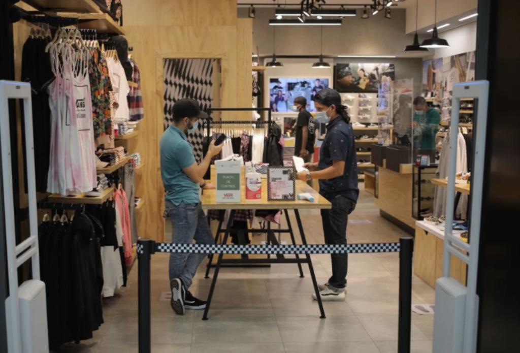 Por industria, las tiendas de ropa han tenido mayores dificultades para retomar los crecimientos que tenían, presentando 50% menos visitas a las tiendas y 54% menos transacciones realizadas en comparación al mismo periodo de 2019.
(ARCHIVO)