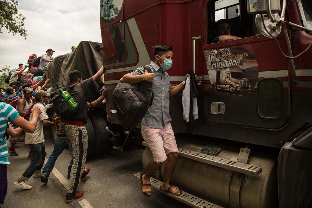México reforzó este viernes su frontera sur con cientos de agentes de migración, la Guardia Nacional y las Fuerzas Armadas ante la caravana de migrantes que salió hace días de Honduras hacia Estados Unidos. (EFE)