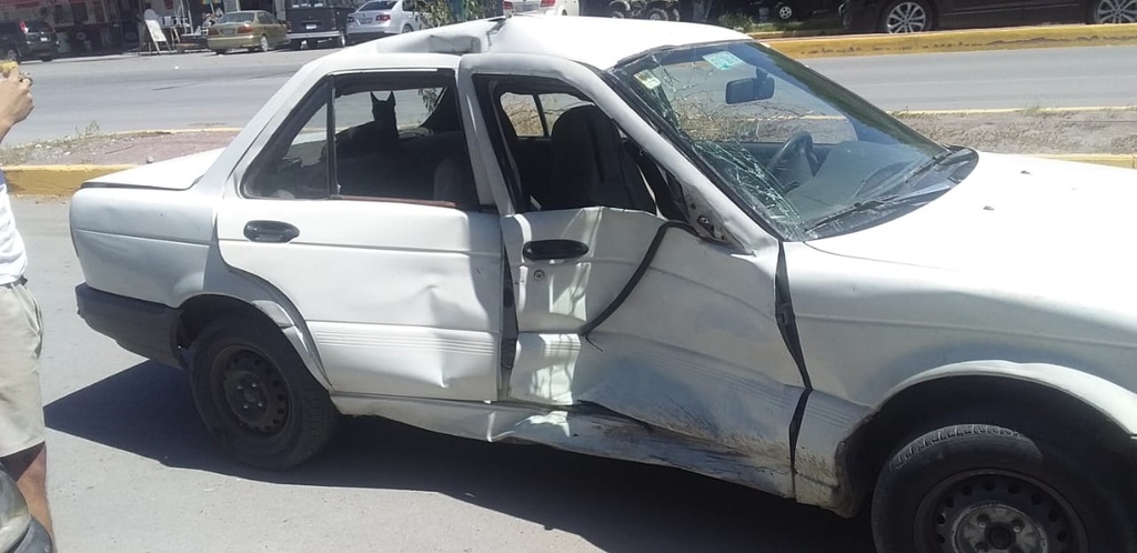 El automóvil registró daños de consideración y la conductora presentó lesiones que no ponen en riesgo su vida.