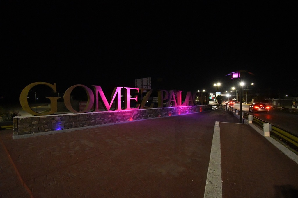 Las letras de Gómez Palacio, localizadas en el bulevar Ejército Mexicano, también fueron iluminadas.