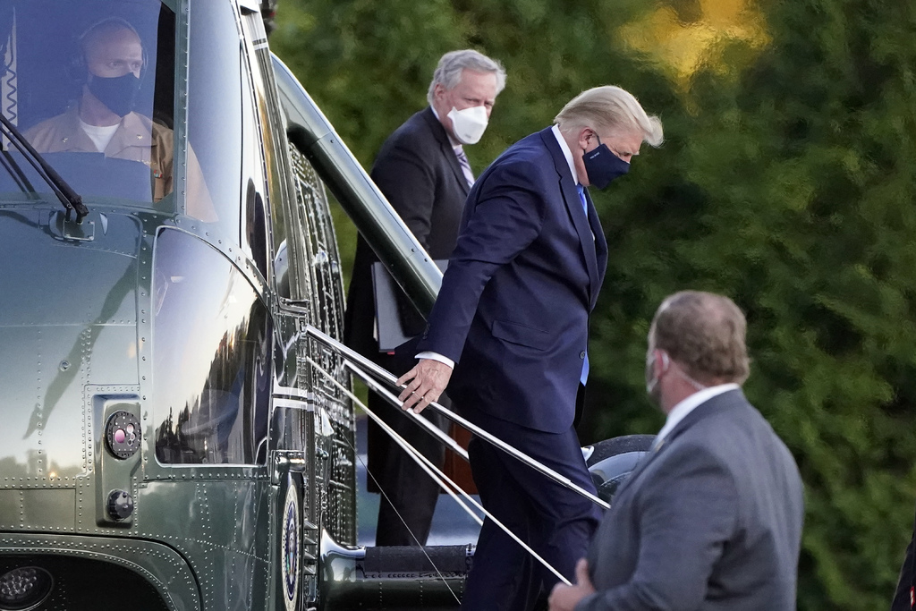 El mandatario salió caminando de la Casa Blanca y con un cubrebocas. En Twitter publicó un breve video.