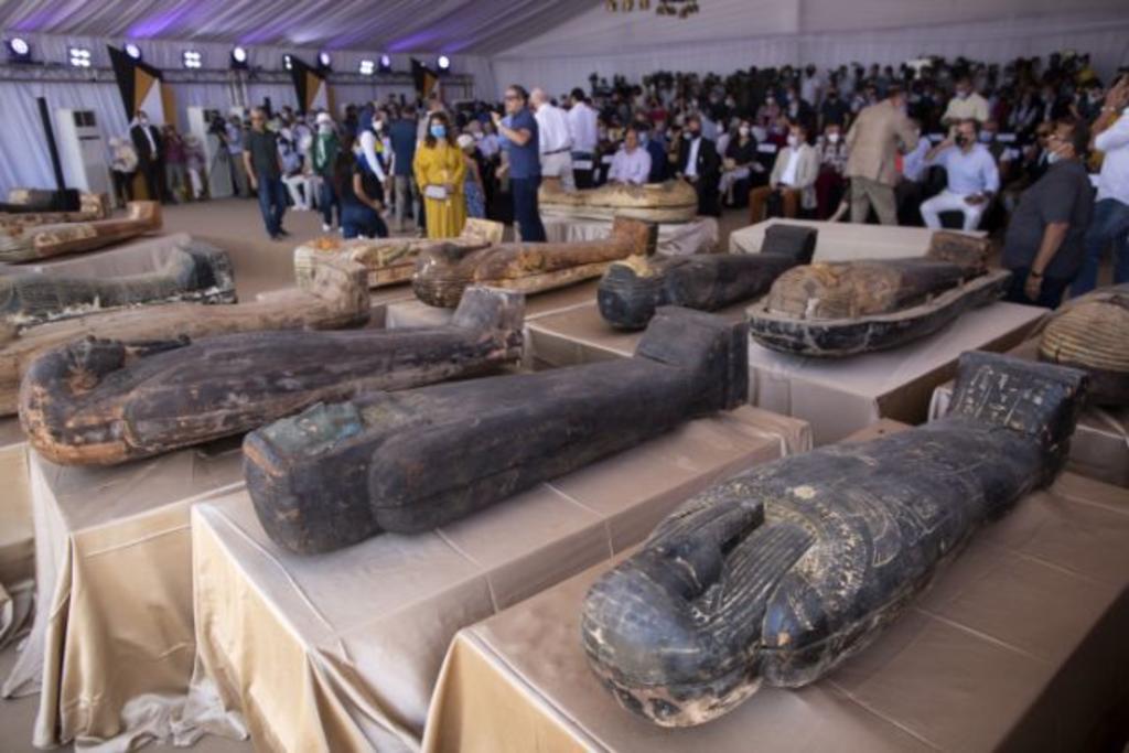 Se descubrió que al menos 59 sarcófagos sellados, la mayoría con momias dentro, fueron sepultados en tres pozos hace más de 2,600 años, dijo el funcionario Khalid el-Anany. (Especial) 
