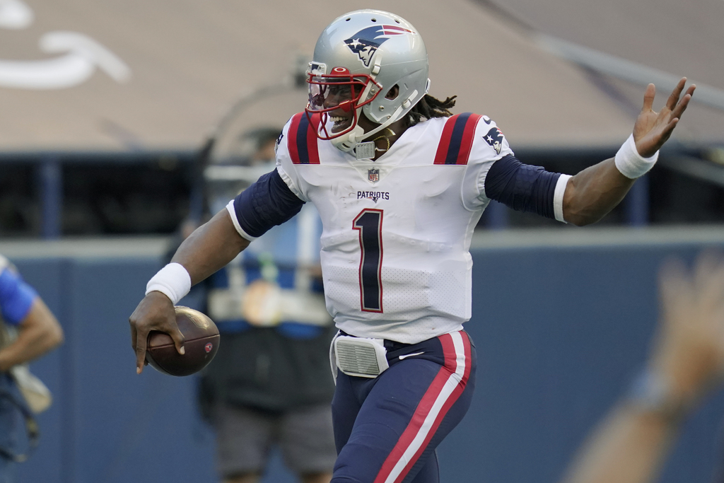 Cam Newton, mariscal de campo de los Patriotas de Nueva Inglaterra, dio positivo por COVID-19. (AP)