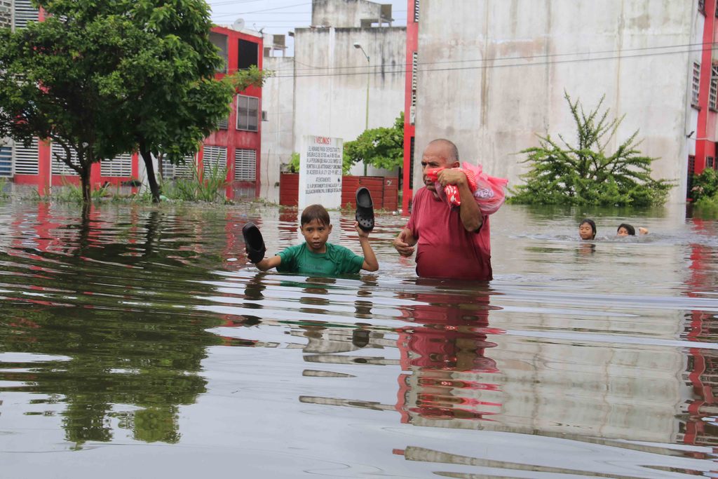 Colonias y fraccionamientos completos de los municipios de Centro, Nacajuca y Cunduacán han quedado bajo el agua. (AGENCIAS) 