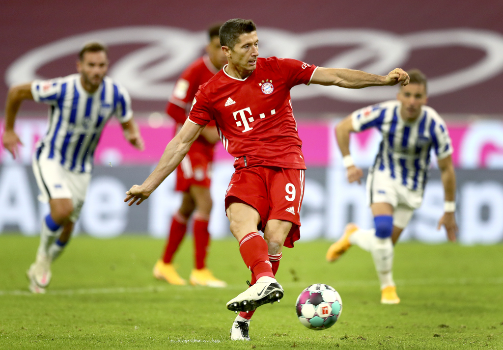 Robert Lewandowski anota de penal su cuarto tanto, en el triunfo del Bayern Múnich 4-2 sobre Hertha Berlín. (AP)