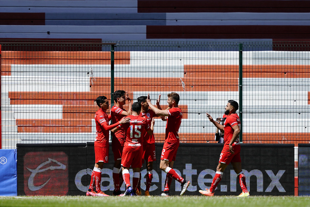 Jugadores del Toluca celebran uno de los dos tantos del equipo, en la victoria 2-0 sobre Cruz Azul. (JAM MEDIA)