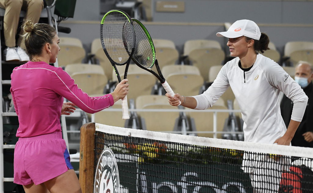 La polaca Iga Swiatek (d) le ganó fácilmente 6-1, 6-2 a Simona Halep, primera preclasificada de Roland Garros. (EFE)
