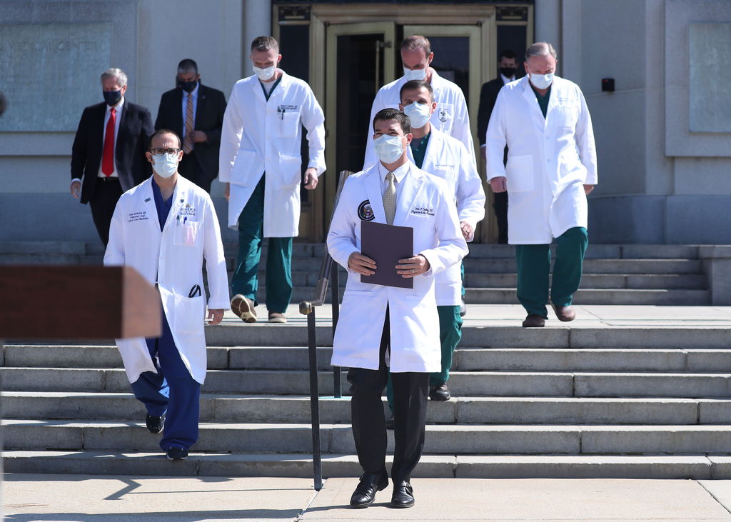 En la imagen aparecen los médicos que están atendiendo a Trump y dan un informe sobre los hechos. (EFE) 