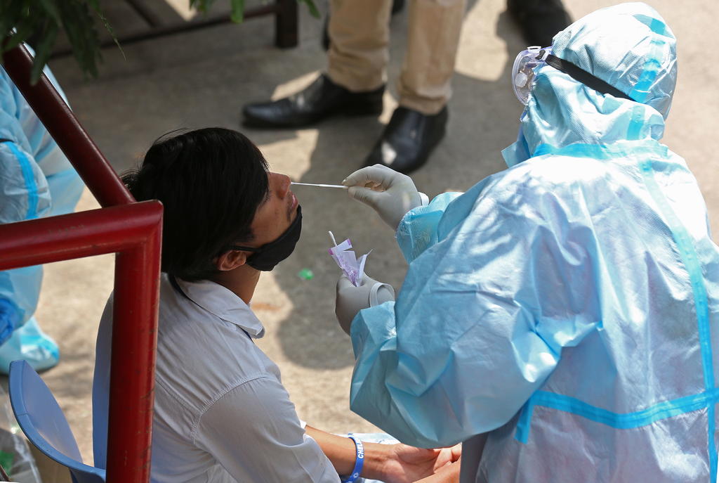 El jefe de emergencias de la Organización Mundial de la Salud declaró el lunes que sus “mejores estimaciones” indican que 1 de cada 10 personas en todo el mundo posiblemente ya se infectaron de coronavirus.
(EFE)