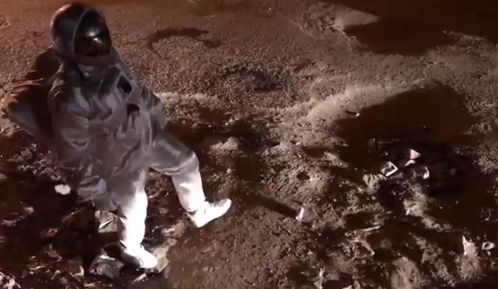 El hombre utilizó los baches de su comunidad para simular los cráteres de la Luna y caminar sobre ellos vestido de astronauta (CAPTURA) 