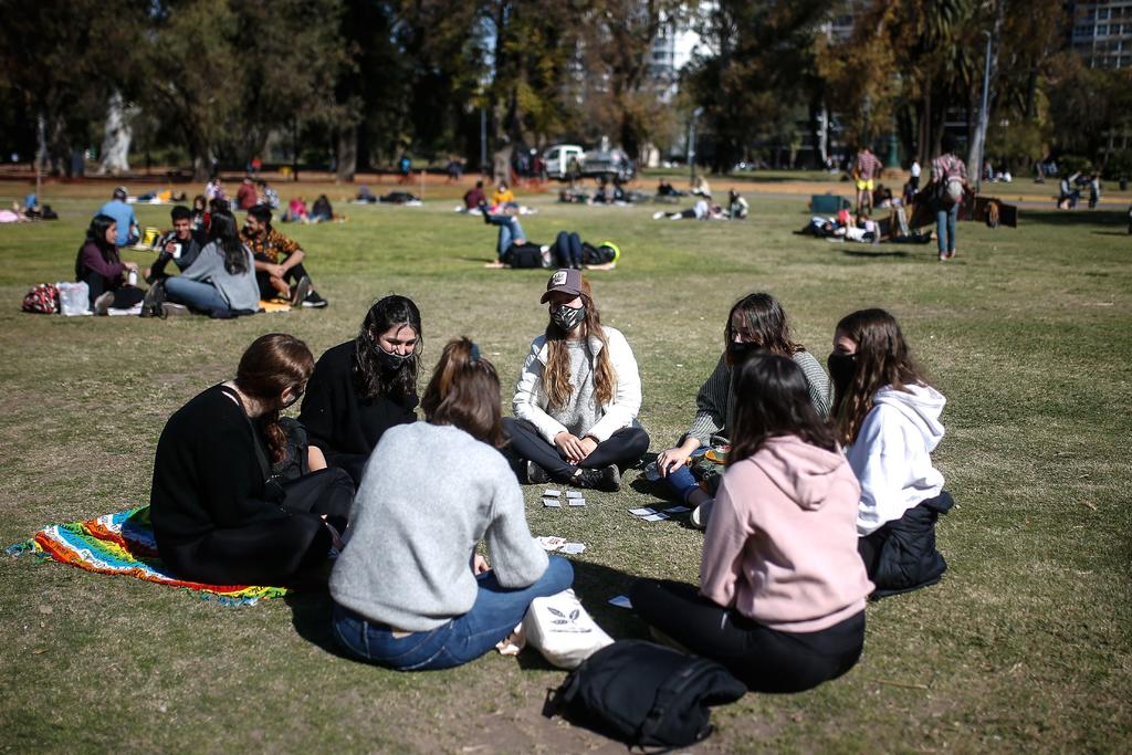 El Gobierno de la ciudad de Buenos Aires advirtió este lunes que, para avanzar en la apertura de más actividades en medio de la pandemia, es necesario poner la vista en la dinámica de los 'supercontagiadores'. (ARCHIVO) 