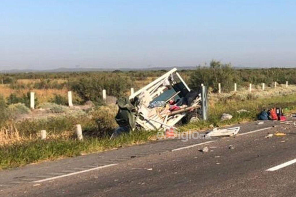 La camioneta donde viajaba la familia, fue impactada por un tráiler, en la carretera federal Jiménez-Gómez Palacio, del lado del municipio de Mapimí. (EL SIGLO DE TORREÓN)