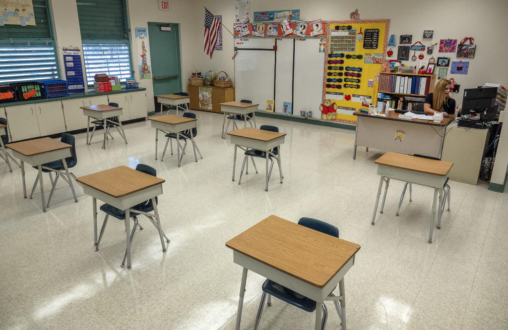 Miles de alumnos de la escuelas públicas del condado Miami-Dade, el epicentro de la pandemia en Florida, regresaron este lunes a las aulas para recibir clases presenciales después de casi siete meses cerradas por la COVID-19. (ARCHIVO) 