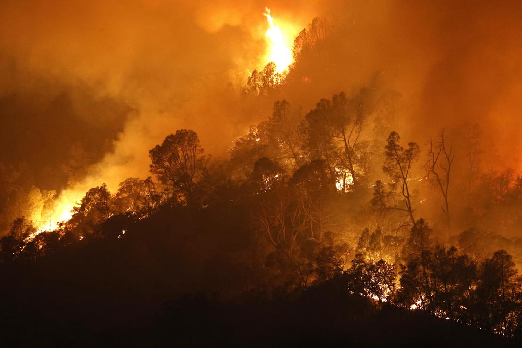 La asombrosa magnitud de los incendios forestales de California alcanzó el lunes otra marca histórica cuando un solo fuego rebasó un millón de acres arrasados (404,000 hectáreas). (ARCHIVO) 
