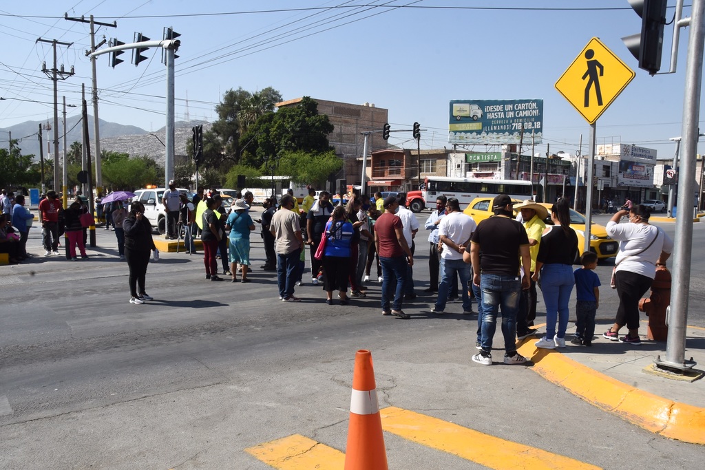 Los protestantes pidieron la salida del titular de la Dirección de Movilidad Urbana, Héctor Rivera. (FERNANDO COMPEÁN)