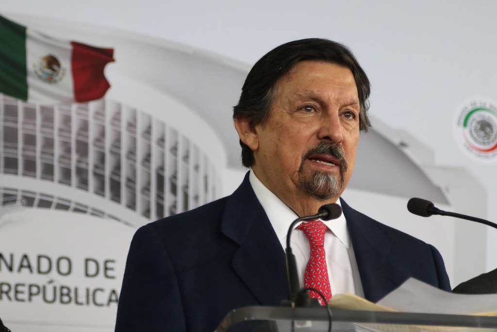 El senador Napoleón Gómez Urrutia no ha acatado el laudo de regresar los 55 millones de dólares a los exmineros de Cananea, aseguran.