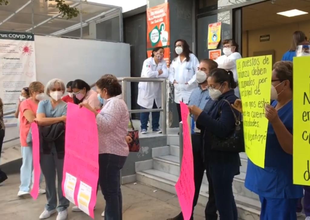 Durante la manifestación, denunciaron que no hay un trato cordial ente la titular de Recursos Humanos y el personal para el buen funcionamiento del hospital. (EL SIGLO DE TORREÓN)