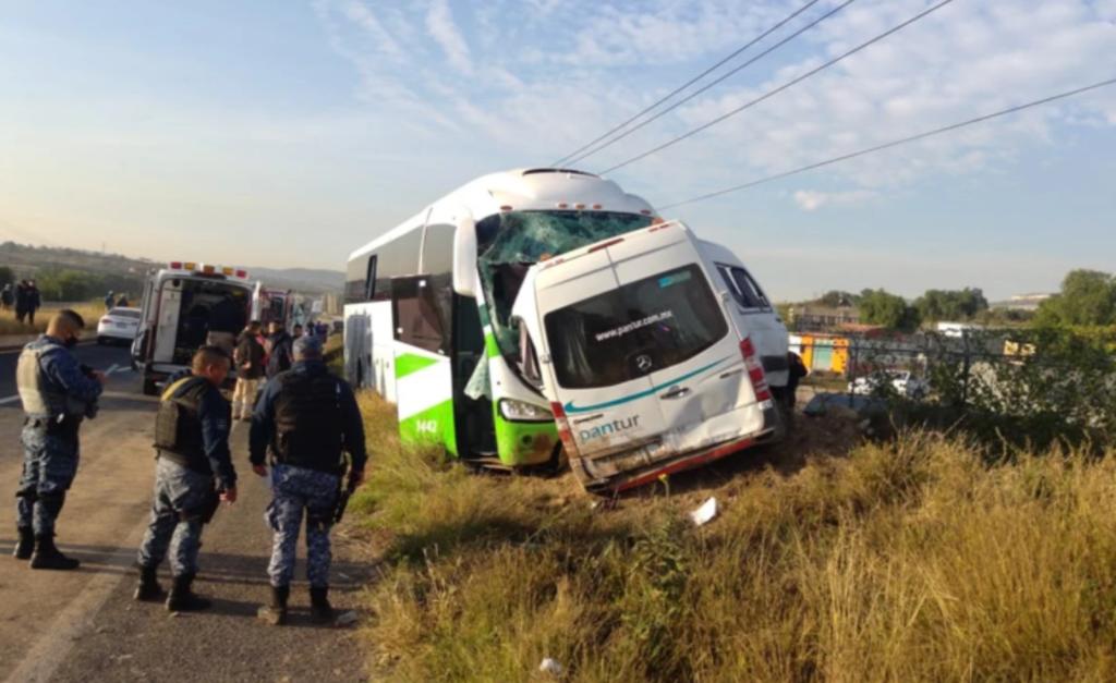 El accidente dejó sin vida a dos pasajeros, además de 11 lesionados, de los cuales seis tuvieron que ser hospitalizados.
(ESPECIAL)