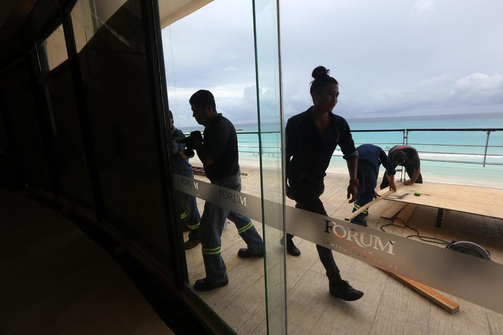 La titular de la dependencia, Marisol Vanegas, dijo en entrevista que tan solo en la zona hotelera de Cancún, 30 mil vacacionistas serán trasladados por los propios hoteles, a los refugios que tienen certificados por la Coordinación de Protección Civil.
(EL UNIVERSAL)