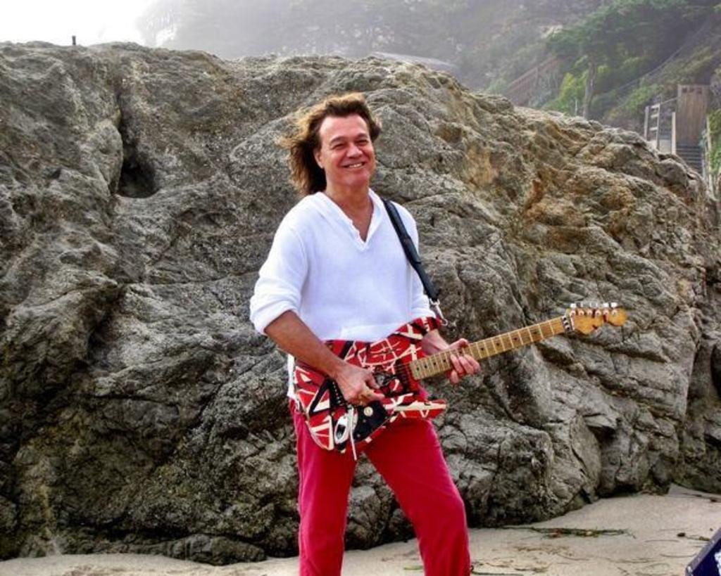  El legado de Eddie perdurará gracias a una larga lista de éxitos, su peculiar manera de tocar la guitarra y su excéntrica personalidad. (ESPECIAL)