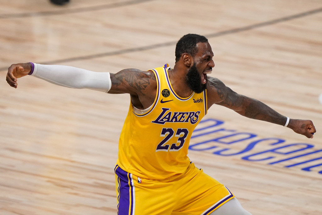 LeBron James anotó 28 puntos y bajó 12 rebotes, en la victoria de los Lakers 102-96 sobre el Heat en el cuarto duelo de la serie final de la NBA. (AP)